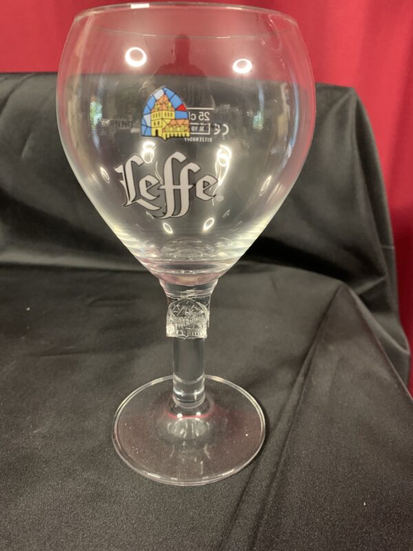 COPA CALIZ DE CERVEZA LEFFE 30 CL AÑOS 90 TALLADA EN EL PIE AÑOS 90 - Imagen 2