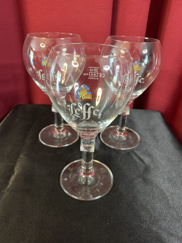 COPA CALIZ DE CERVEZA LEFFE 30 CL AÑOS 90 TALLADA EN EL PIE AÑOS 90