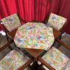 MESAS; GRAN CONJUNTO MESA Y 4 SILLAS AÑOS 70
