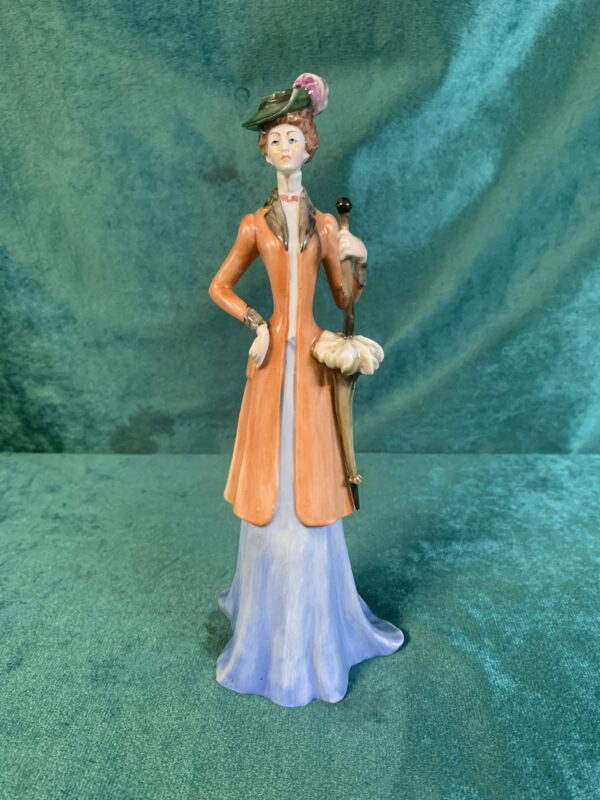 FIGURA; MUJER DE PASEO DE PORCELANAS GALOS PIEZA DESCATALOGADA