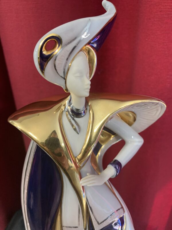 FIGURA; «DÍA DE FIESTA» DE CERÁMICA GALOS ESTILO ART DECO. - Imagen 3
