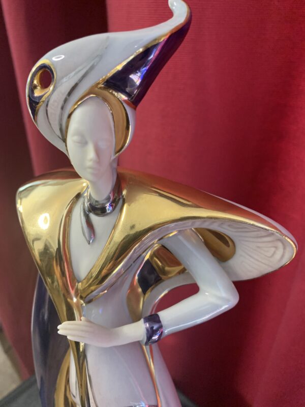 FIGURA; «DÍA DE FIESTA» DE CERÁMICA GALOS ESTILO ART DECO.