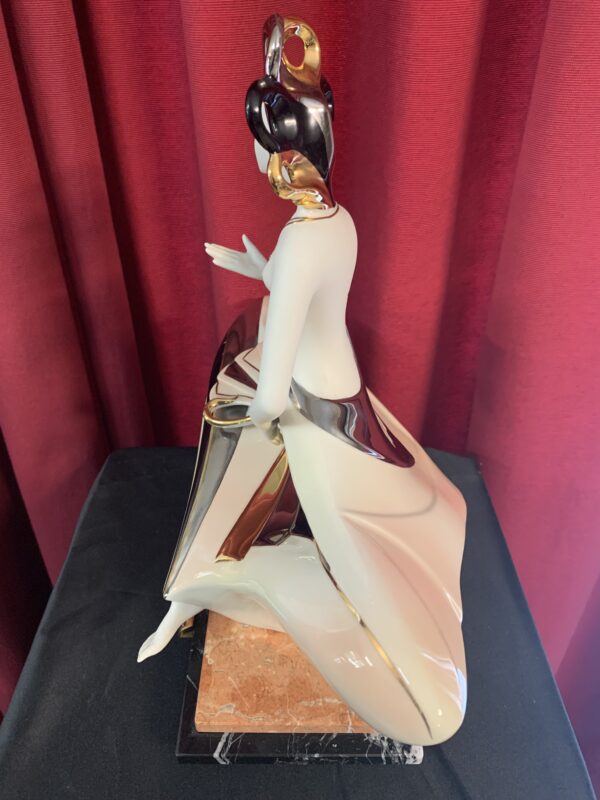 FIGURA; «ABANICANDOSE» DE CERÁMICA GALOS ESTILO ART DECO. - Imagen 4