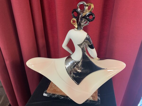 FIGURA; «ABANICANDOSE» DE CERÁMICA GALOS ESTILO ART DECO. - Imagen 5