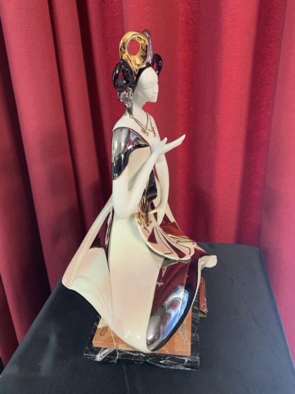 FIGURA; «ABANICANDOSE» DE CERÁMICA GALOS ESTILO ART DECO. - Imagen 8