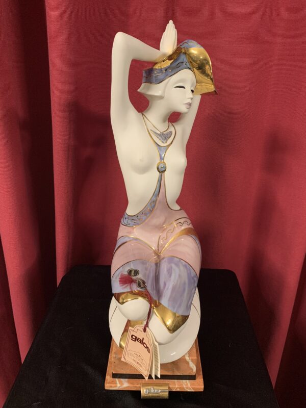 FIGURA; «POSANDO» DE CERÁMICA GALOS ESTILO ART DECO. - Imagen 3