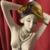 FIGURA; «POSANDO» DE CERÁMICA GALOS ESTILO ART DECO. - Imagen 8