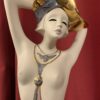 FIGURA; «POSANDO» DE CERÁMICA GALOS ESTILO ART DECO.