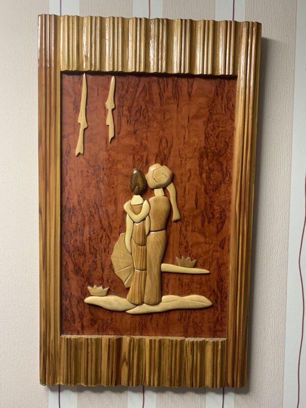 CUADRO SOBRE RELIEVE EN MADERA DE ROBLE REPRESENTANDO EL AMOR SIN FRONTERAS