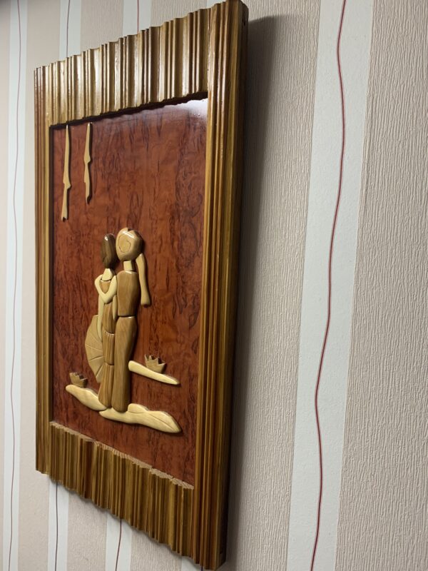 CUADRO SOBRE RELIEVE EN MADERA DE ROBLE REPRESENTANDO EL AMOR SIN FRONTERAS - Imagen 4