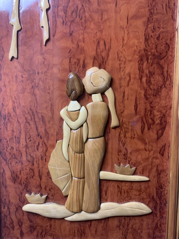 CUADRO SOBRE RELIEVE EN MADERA DE ROBLE REPRESENTANDO EL AMOR SIN FRONTERAS - Imagen 5
