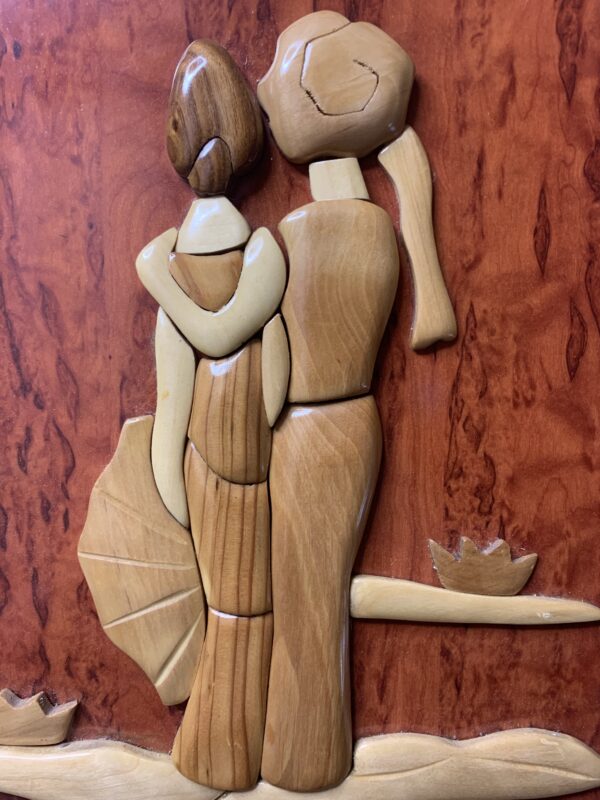 CUADRO SOBRE RELIEVE EN MADERA DE ROBLE REPRESENTANDO EL AMOR SIN FRONTERAS - Imagen 6