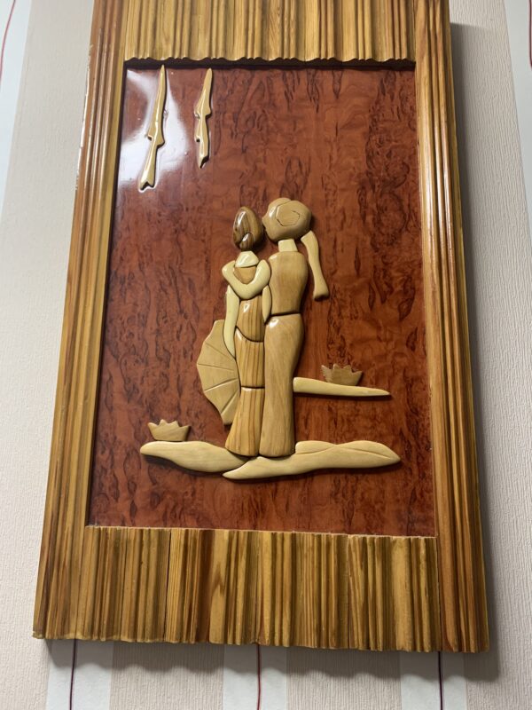CUADRO SOBRE RELIEVE EN MADERA DE ROBLE REPRESENTANDO EL AMOR SIN FRONTERAS - Imagen 7