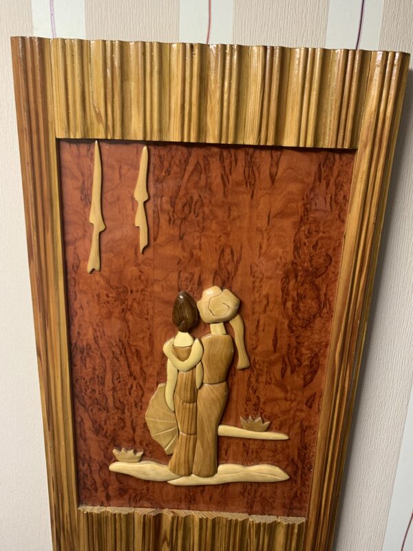 CUADRO SOBRE RELIEVE EN MADERA DE ROBLE REPRESENTANDO EL AMOR SIN FRONTERAS - Imagen 8
