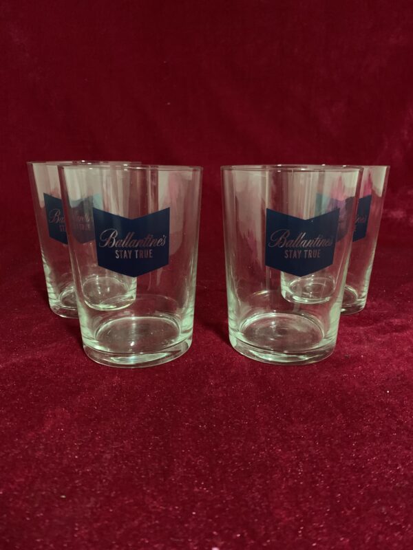 COPAS; LOTE 4 VASOS CAROLINOS WHISKY BALLANTINES.