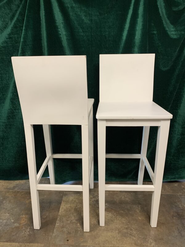 SILLAS; TABURETE ALTO DISEÑO CON RESPALDO ENTERO MODELO VIGO.