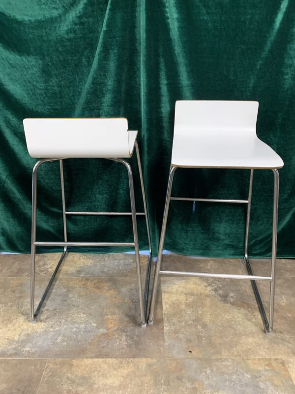 SILLAS; TABURETE ALTO METAL CON ASIENTO EN MADERA.