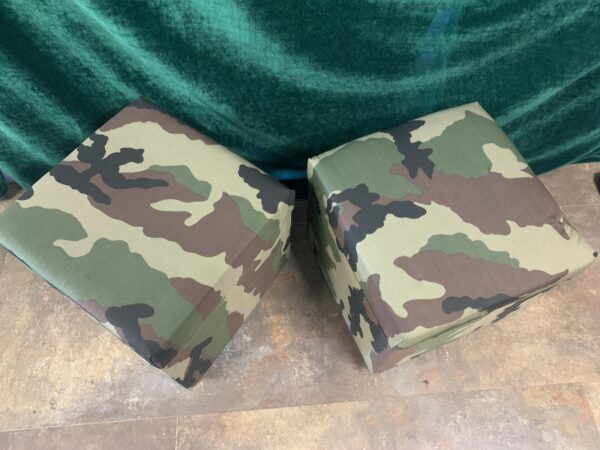SILLAS; PUFF DE SALÓN MIMETIZADO ESTILO MILITAR.