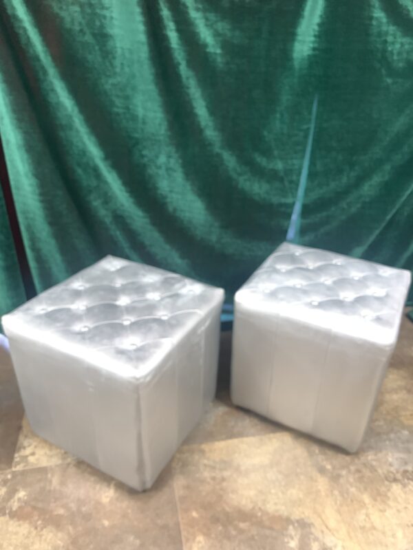 SILLAS; PUFF EN MADERA TAPIZADO EN POLIPIEL PLATA