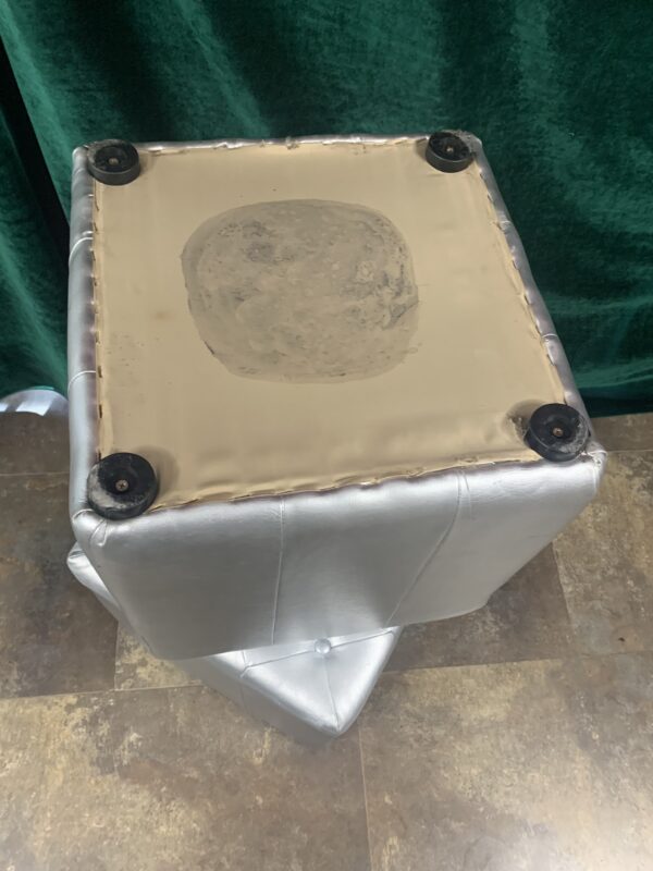 SILLAS; PUFF EN MADERA TAPIZADO EN POLIPIEL PLATA - Imagen 9