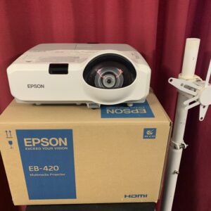 SONIDO; PROYECTOR EPSON EB 420 CON BRAZO TELECÓPICO