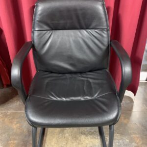 SILLAS; LOTE PAREJA DE SILLONES ALTA DIRECCIÓN EN CUERO