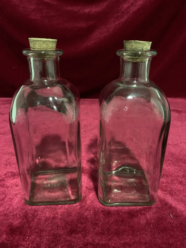 MENAJE; LOTE 4 ANTIGUAS BOTELLAS DECORATIVAS PARA LICORES O ACEITES AROMÁTICOS