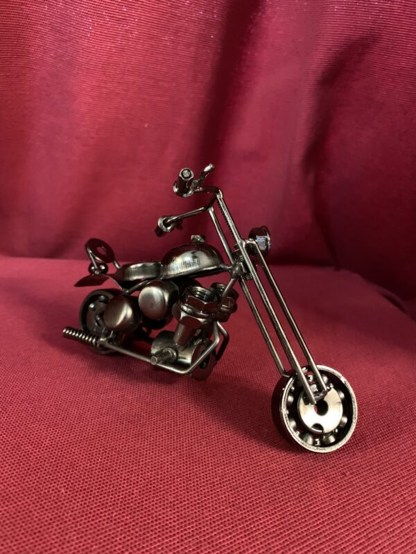 MODELISMO; MOTO DE METAL FABRICACIÓN ARTESANAL AÑOS 00.