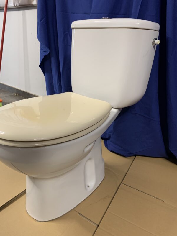 BAÑOS; INODORO DE BAÑO ROCA CON CISTERNA