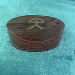 PASTILLERO JOYERO DE MADERA CON LA DECORACIÓN DE UN INDALO