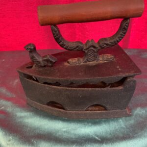 CURIOSIDADES; ANTIGUA PLANCHA DE CARBÓN O BRASA EN HIERRO FUNDIDO.