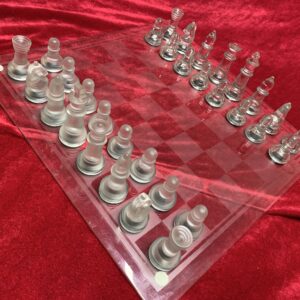 CURIOSIDADES; AJEDREZ DE CRISTAL CON FIGURAS TRADICIONALES