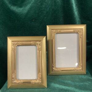 PORTAFOTOS; DOS MARCOS DE MADERA DECORADOS EN ORO.