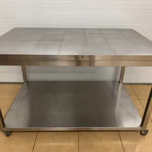INOX: MESA ACERO INOXIDABLE CON RUEDAS Y ESTANTE INFERIOR