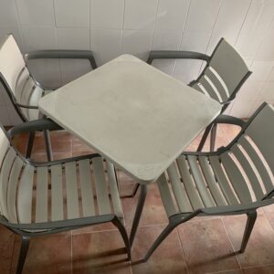 LOTE 4 SILLAS Y MESA DE TERRAZA PUBLICITARIA SAN MIGUEL