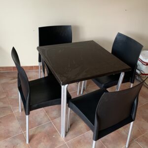 LOTE 4 SILLAS Y MESA DE TERRAZA Y EXTERIOR